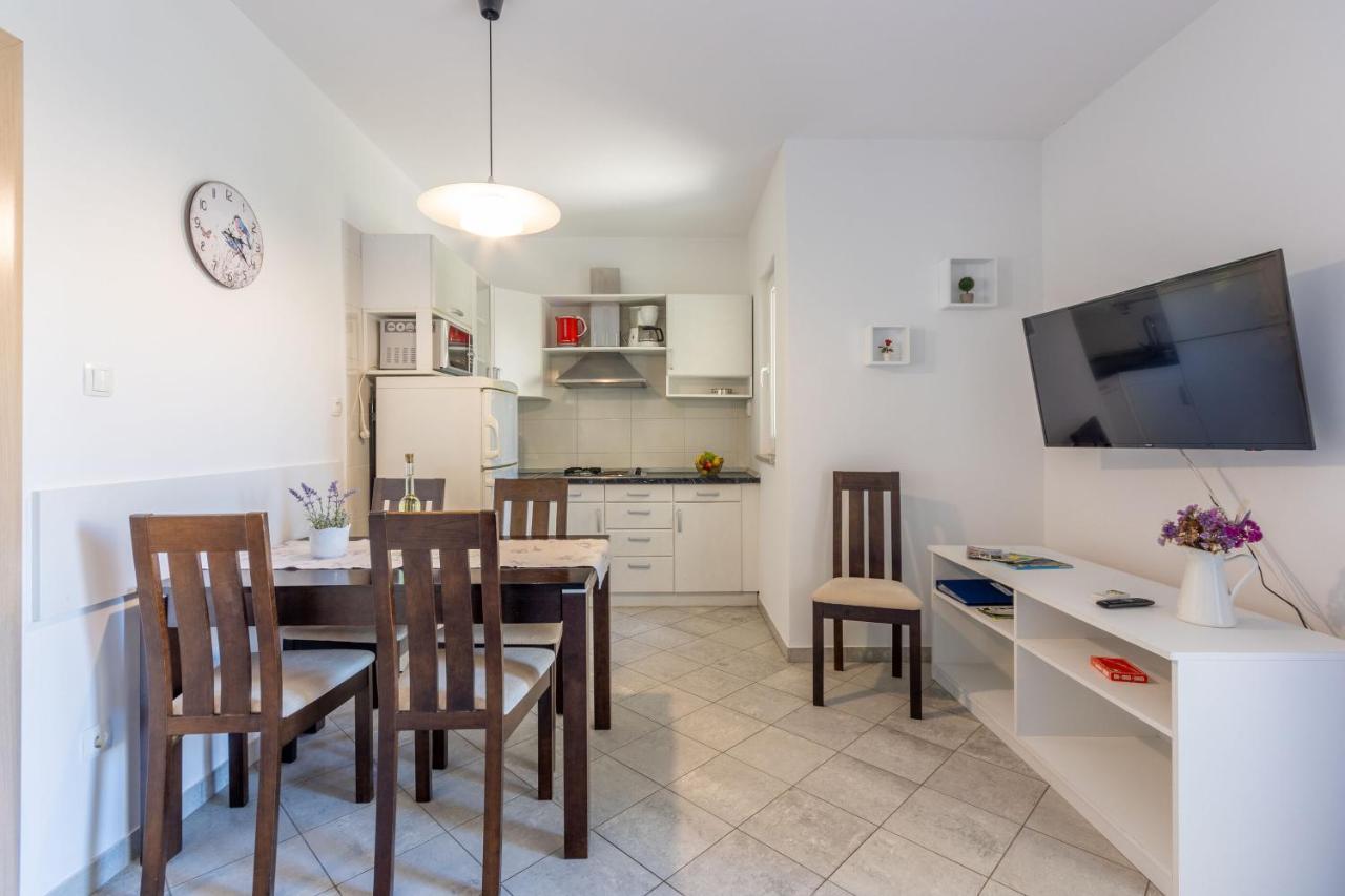 מאלינסקה Apartments Vesna מראה חיצוני תמונה